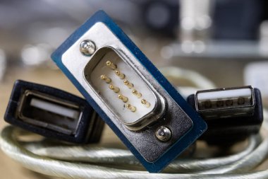 Com ve Usb prizler ahşap Atölyesi masaya. Telekomünikasyon