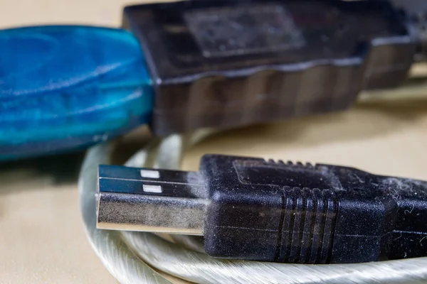 Conectores COM y USB en una mesa de taller de madera. Telecomunicaciones —  Fotos de Stock