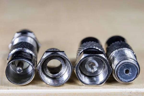 Plug tipo F em uma mesa de oficina de madeira. Telecomunicações — Fotografia de Stock