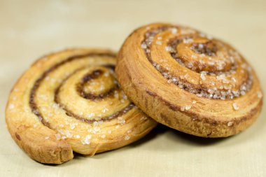 Lezzetli kıvırcık tarçınlı kek. Karanlık mutfak tabl üzerinde tatlı hamur işleri