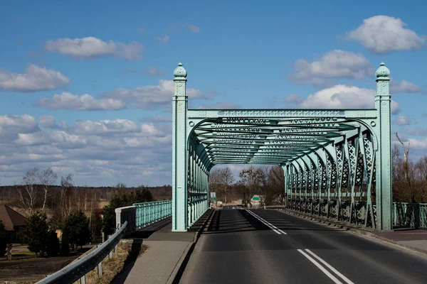 Un petit pont routier. Construction routière en acier rivetée sur la rive — Photo