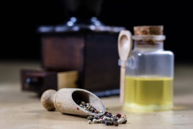 Bir tane biber bir mutfak masasında. Toz biber bir mutfak