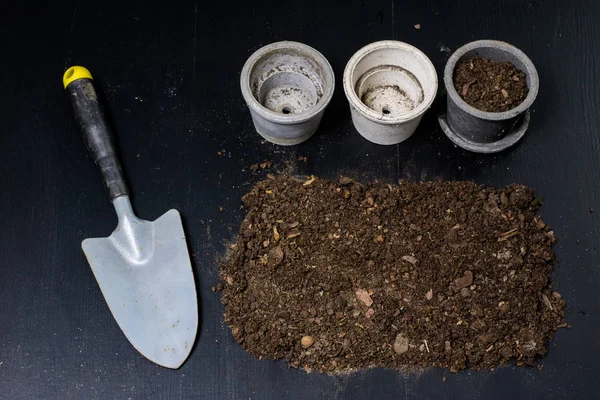 Terreno para flores, vaso de plantas e vaso de plantas durante o transplante — Fotografia de Stock