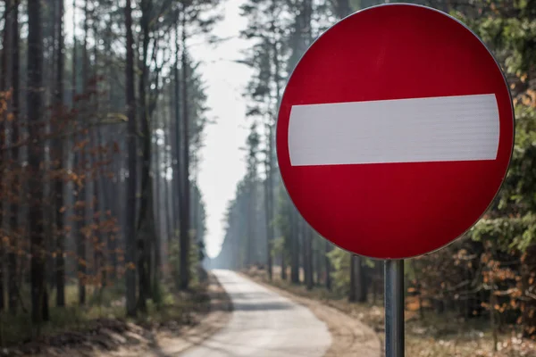 Não há sinal de entrada. Marcações rodoviárias junto a uma estrada florestal . — Fotografia de Stock