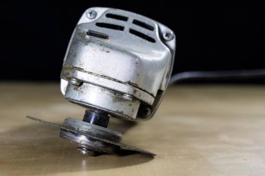 Açı değirmeni ve atölye ahşap bir masa üzerinde koruyucu gözlük. Bir araya geldi