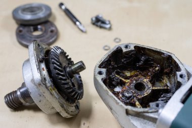 Kırık açı kıyma makinesi tamiri. Dişli ve rotor elektrik