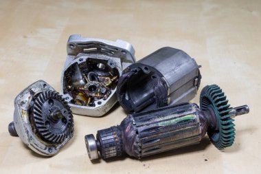 Kırık açı kıyma makinesi tamiri. Dişli ve rotor elektrik