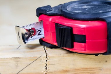 Ölçüm aletleri bir doğrama atölyesinde. Çelik bant üzerinde ölçüm