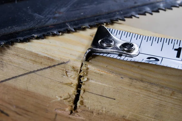 Herramientas de medición en un taller de carpintería. Cinta métrica de acero — Foto de Stock