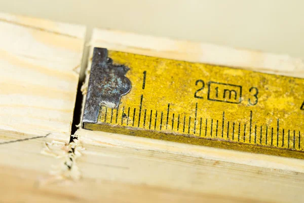 Измерительные инструменты в столярном цехе. Стальная измерительная лента — стоковое фото