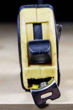 Ölçüm aletleri bir doğrama atölyesinde. Çelik bant üzerinde ölçüm