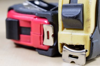 Ölçüm aletleri bir doğrama atölyesinde. Çelik bant üzerinde ölçüm