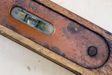 Eski marangozluk aletleri bir atölye. Ahşap bir durumda ruh düzeyi