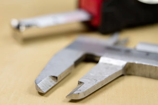 Messwerkzeuge in der Werkstatt. Bremssattel für Schlosserarbeiten an einem — Stockfoto