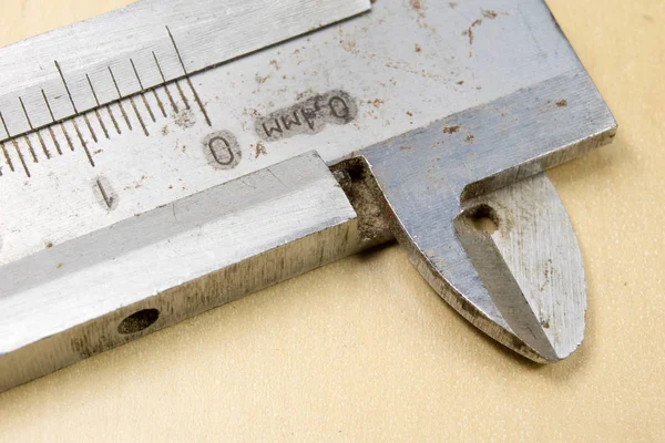 Ölçü araçları atölye. Kumpas çilingir iş için bir