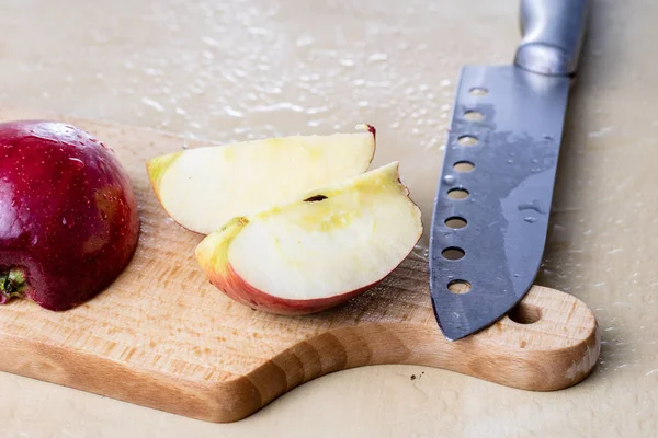 Manzanas sabrosas y maduras. Fruta espolvoreada con agua sobre un ki de madera — Foto de Stock