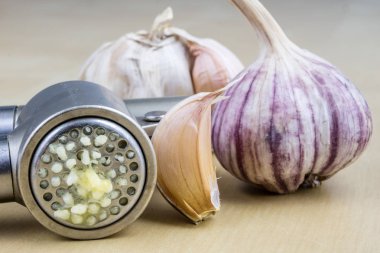 Mutfak Squi ile sıkılmış bir sağlıklı ve tıbbi sarımsak şurubu