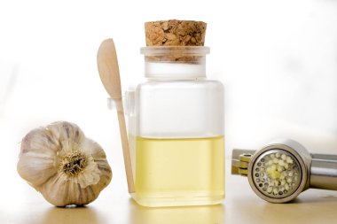 Mutfak Squi ile sıkılmış bir sağlıklı ve tıbbi sarımsak şurubu