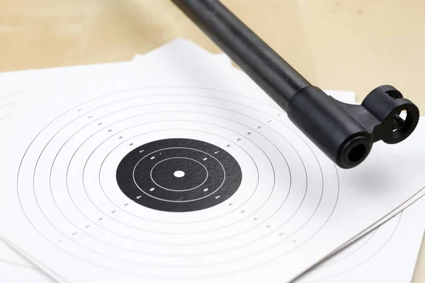 Luftdruckwaffen auf dem Schießstand. Schießzubehör auf — Stockfoto