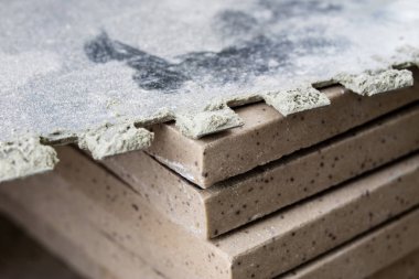 Döşeme ve Döşeme kesme. Araçlar ve yapı malzemeleri bir iş yerinde