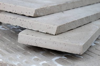 Döşeme ve Döşeme kesme. Araçlar ve yapı malzemeleri bir iş yerinde