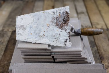 Döşeme ve Döşeme kesme. Araçlar ve yapı malzemeleri bir iş yerinde