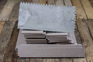 Döşeme ve Döşeme kesme. Araçlar ve yapı malzemeleri bir iş yerinde