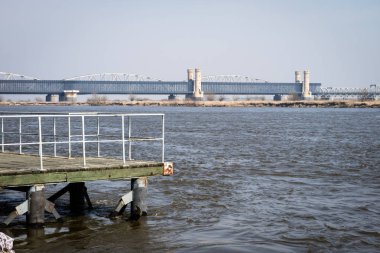 Köprüyü geçtikten büyük bir nehrin karşısındaki. Şehir o makas köprüsü
