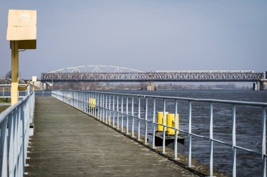 Köprüyü geçtikten büyük bir nehrin karşısındaki. Şehir o makas köprüsü