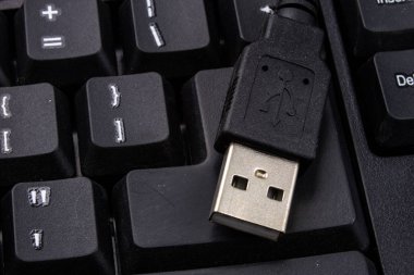 Siyah bilgisayar klavye ve genişlemiş bir Usb bağlantı noktası. Bilgisayar acc
