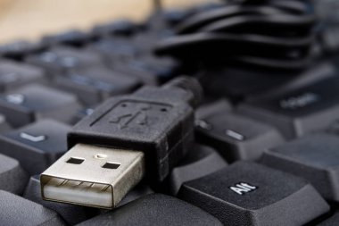 Siyah bilgisayar klavye ve genişlemiş bir Usb bağlantı noktası. Bilgisayar acc