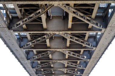 Köprüyü geçtikten büyük bir nehrin karşısındaki. Şehir o makas köprüsü