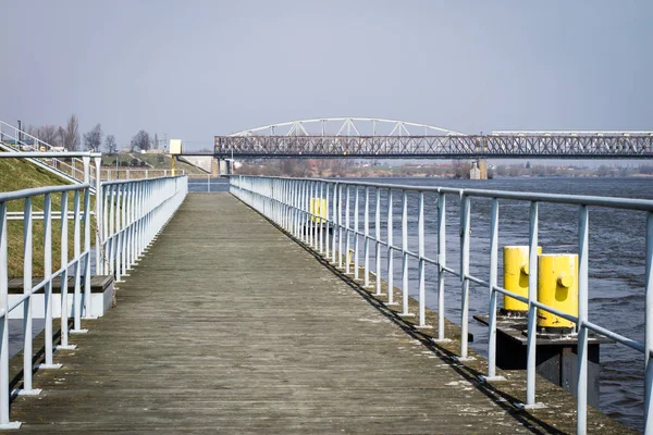 Pont traversant une grande rivière. Pont de la Truss en ville o — Photo