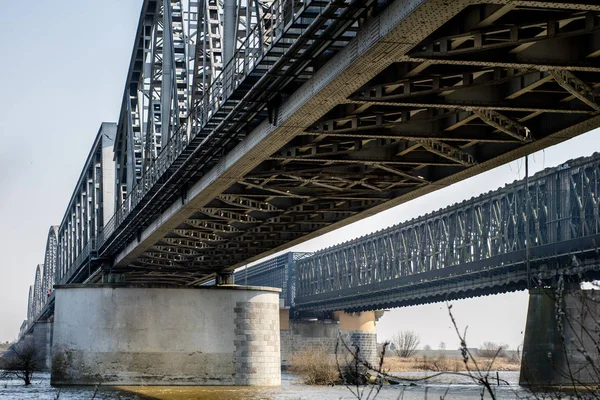 Köprüyü geçtikten büyük bir nehrin karşısındaki. Şehir o makas köprüsü — Stok fotoğraf