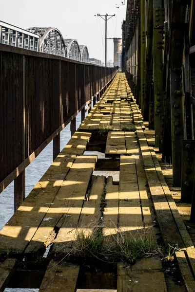 Puente que cruza un gran río. Puente de armadura en la ciudad o —  Fotos de Stock