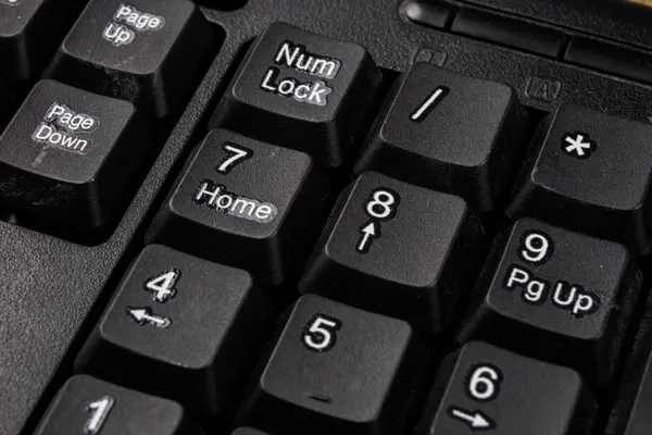 Un clavier d'ordinateur agrandi. Touches clavier noir pour le co — Photo