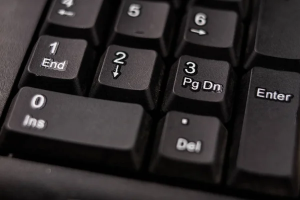 Un clavier d'ordinateur agrandi. Touches clavier noir pour le co — Photo