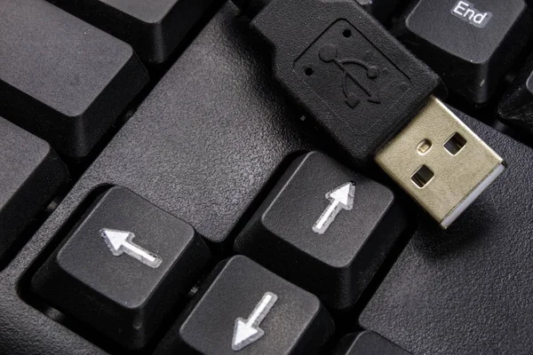 Un clavier d'ordinateur noir et un port USB élargi. Ordinateur acc — Photo