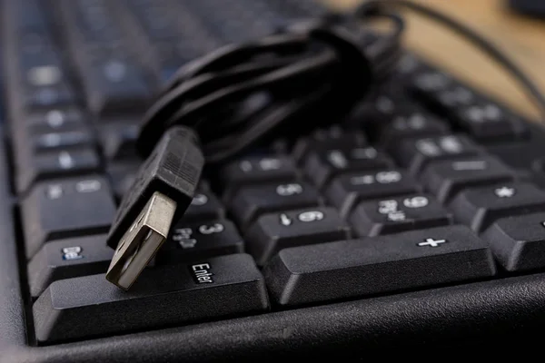 Черная компьютерная клавиатура и увеличенный порт. Мбаппе — стоковое фото