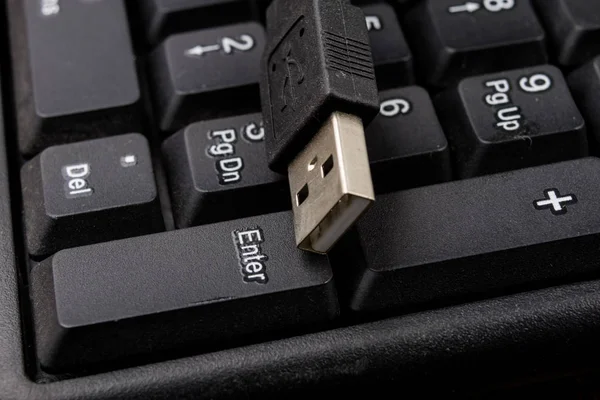 Un clavier d'ordinateur noir et un port USB élargi. Ordinateur acc — Photo