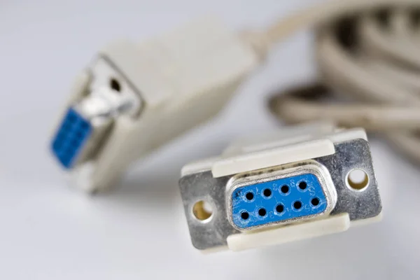 Cables de computadora VGA, COM y LPT en la mesa de servicio. Ordenador —  Fotos de Stock