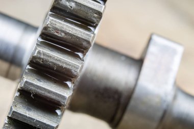 Metal Dişliler daha büyük bir resim yağ tabakası ile kaplı. Yedek