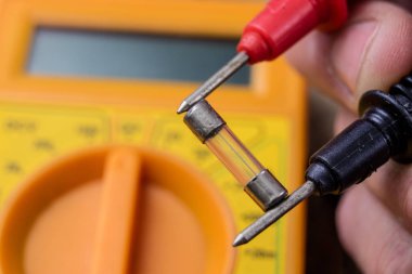 Aygıtlar ve elektrik alıcıları için sigorta. Yedek parçalar ve aksesuarlar