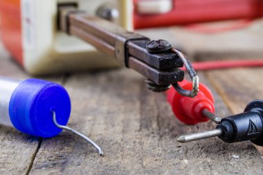 Elektronik Atölyesi aksesuarları. Lehimleme demir, kalay ve