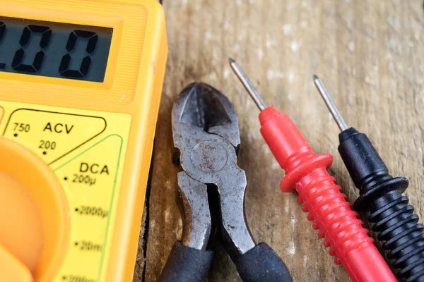 Accessoires in de elektronica-workshop. Elektronische meter, solde — Stockfoto