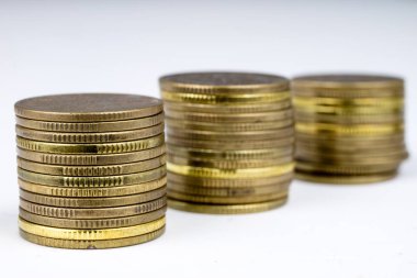 Paralar yığılmış. Masanın üzerinde yatan para.