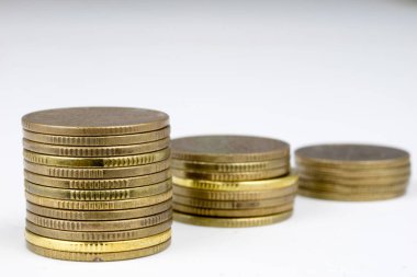 Paralar yığılmış. Masanın üzerinde yatan para.