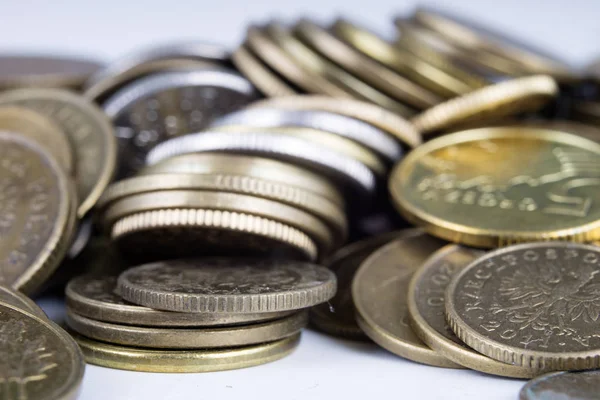 Монети складені. Гроші лежать на столі . — стокове фото
