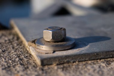 Fındık ve yıkayıcı çelik yapısına bağlı. Çelikten sabitleme 