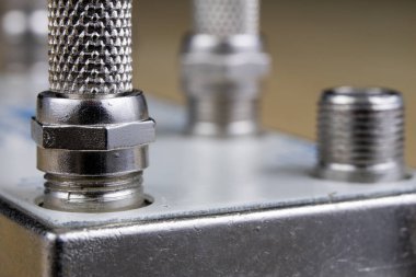 Genişleme içinde F-tipi konektör. İçin kullanılan aksesuarlar içinde